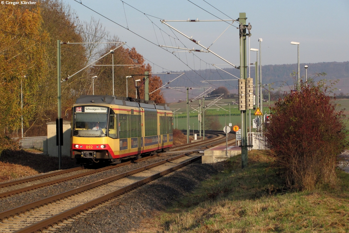 TW 892 mit der Werbung zum KVV-Quattro bei Wieslensdorf, 19.11.2011.