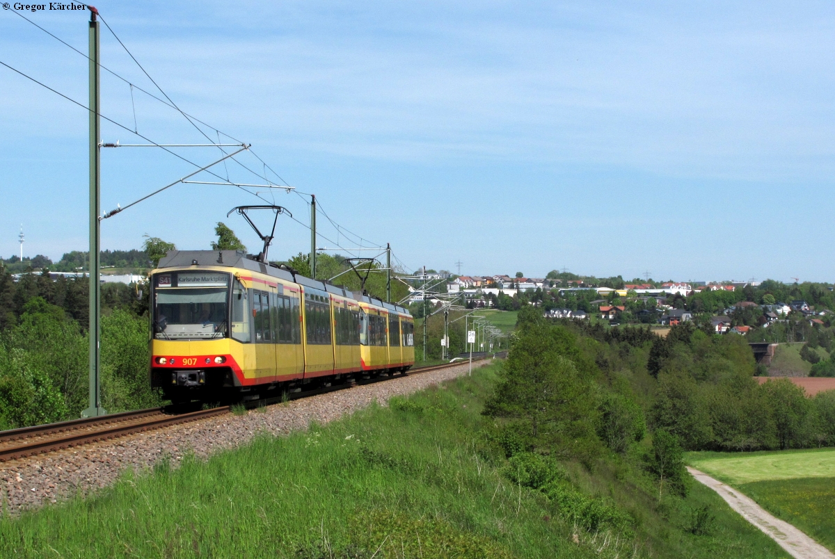 TW 907 und Brudertriebwagen bei Freudenstadt-Grüntal am 17.05.2012. Im Hintergrund ist die Gemeinde Dornstetten, der Kübelbachviadukt und davor der Stockerbachviadukt zu erkennen.