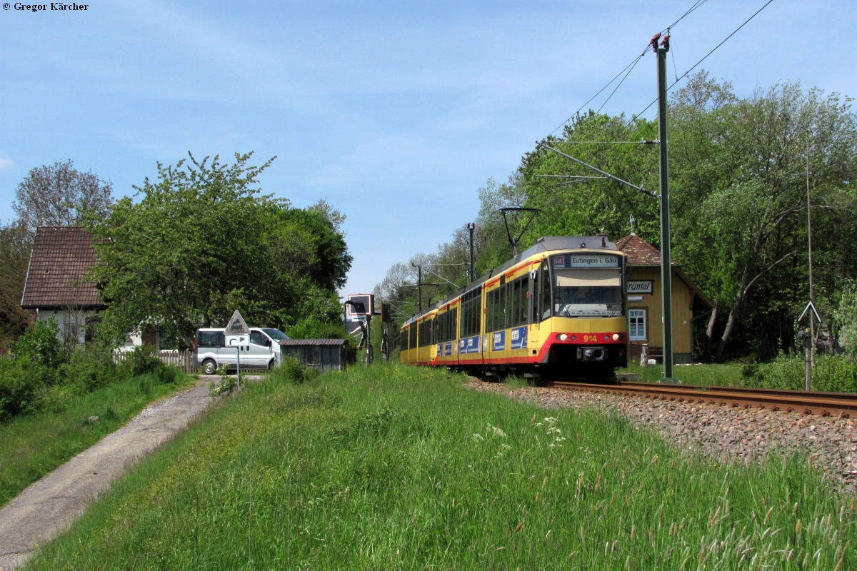 TW 914 mit Brudertriebwagen bei Freudenstadt-Grüntal, 17.05.2012. Das Bild ist bereits Geschichte, der Bahnübergang ist bereits beseitigt, am Fotostandpunkt ist heute eine Unterführung.