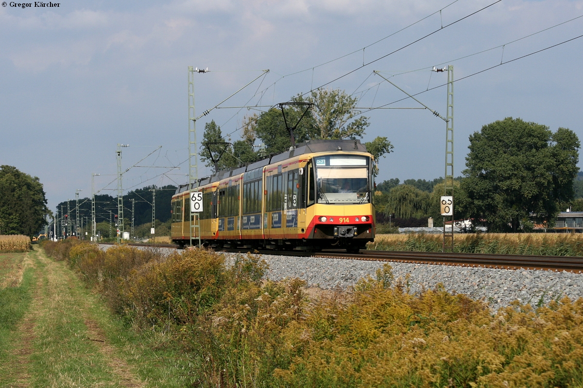 TW 914 mit der damaligen Werbung  geklärt wer fährt  zwischen Weingarten und Ka-Durlach am 22.09.2012. Man beachte den leeren Zugzielanzeiger an der Front.