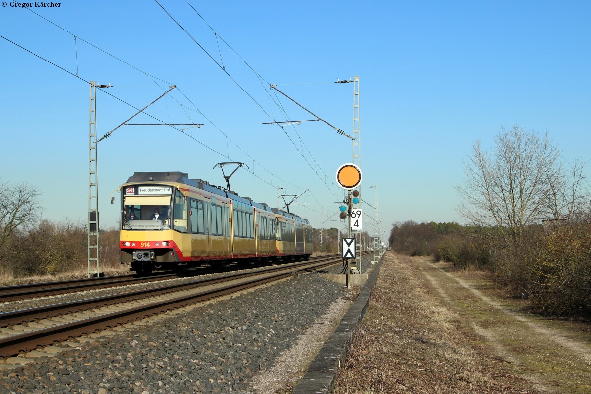 TW 914 und TW 8** als S 41 nach Freudenstadt Hbf am mittlerweile abgebauten Vorsignal Forchheim, 24.02.2014.