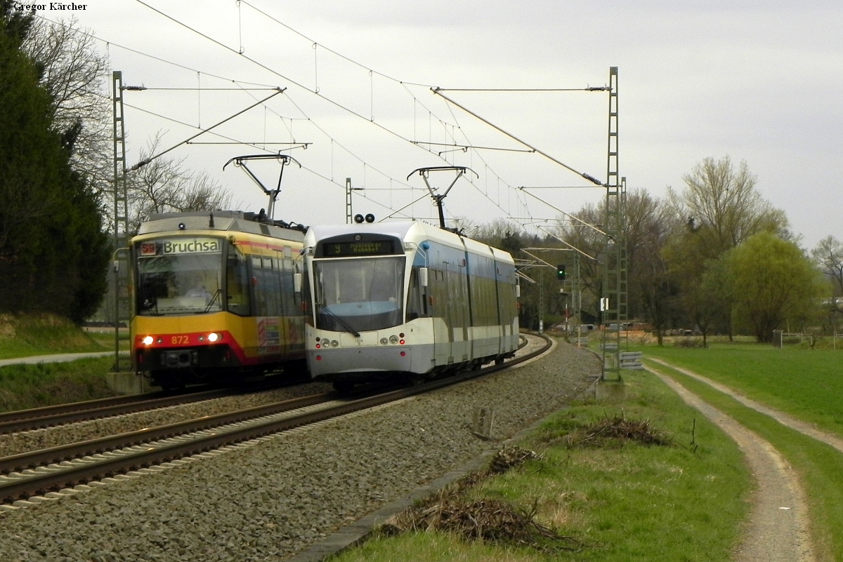 Wieder ein Moment wo einfach alles gepasst hat. TW 1024 der Saarbahn im Dienst der AVG neben TW 872 bei Helmsheim, 30.03.2012.