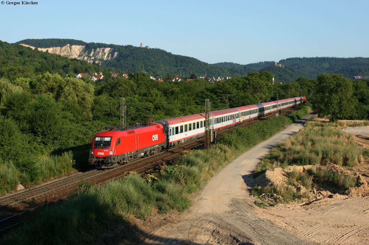 Zwei ÖBB 1016 mit dem EC 112 nach Frankfurt bei Weinheim-Sulzbach, 21.07.2013.