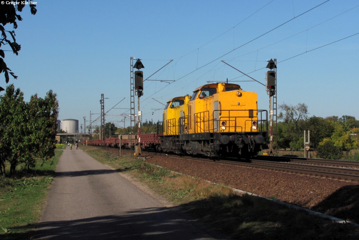 Zwei unbekannte gelbe Dieselloks mit einem leeren Bauzug. Aufgenommen bei Wiesental am 30.09.2011.