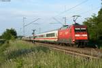 101 134 mit einem ICE-Ersatzzug Richtung Norden am mittlerweile abgebauten Vorsignal der Bk Basheide bei Forchheim, 27.05.2013.