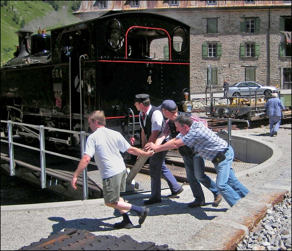 - 2007 in Gletsch - Die Fahrg�ste legen Hand an beim Drehen der Dampflok auf der Drehscheibe in Gletsch. H�tte ich damals BB.de schon gekannt, w�re die Lok wahrscheinlich ganz im Bild. ;-) 01.08.2007 (Jeanny)