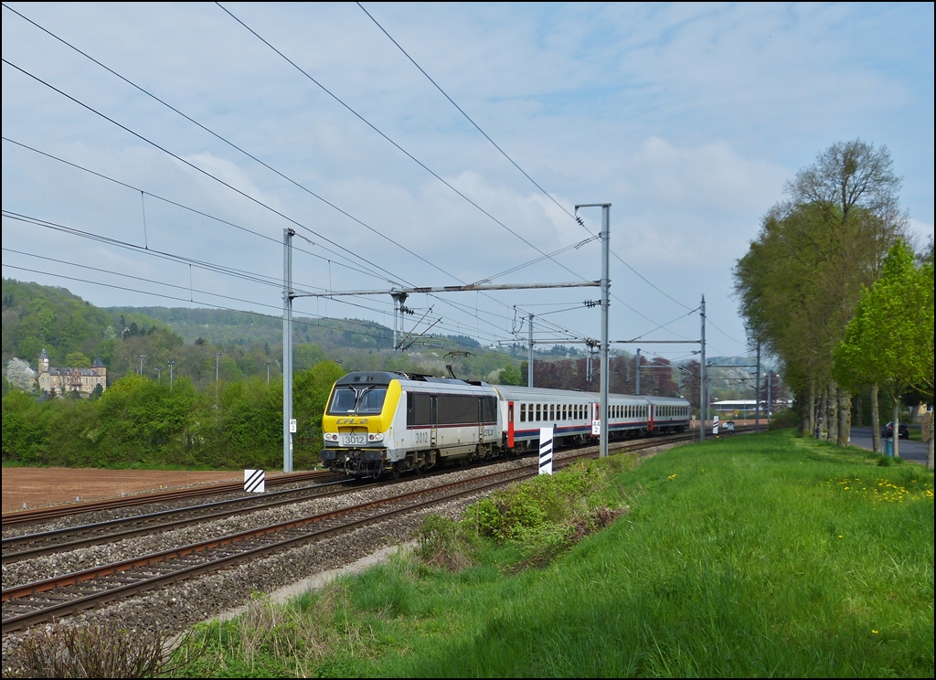 . Ch�teau de Birtrange - Die 3012 zieht am 03.05.2013 den IR 113 Liers - Luxembourg durch die Ortschaft Schieren vorbei an dem eher unbekannten, im 13. Jahrhundert von Gaspard-Florent de Breiderbach erbaute Ch�teau de Birtrange. (Jeanny)