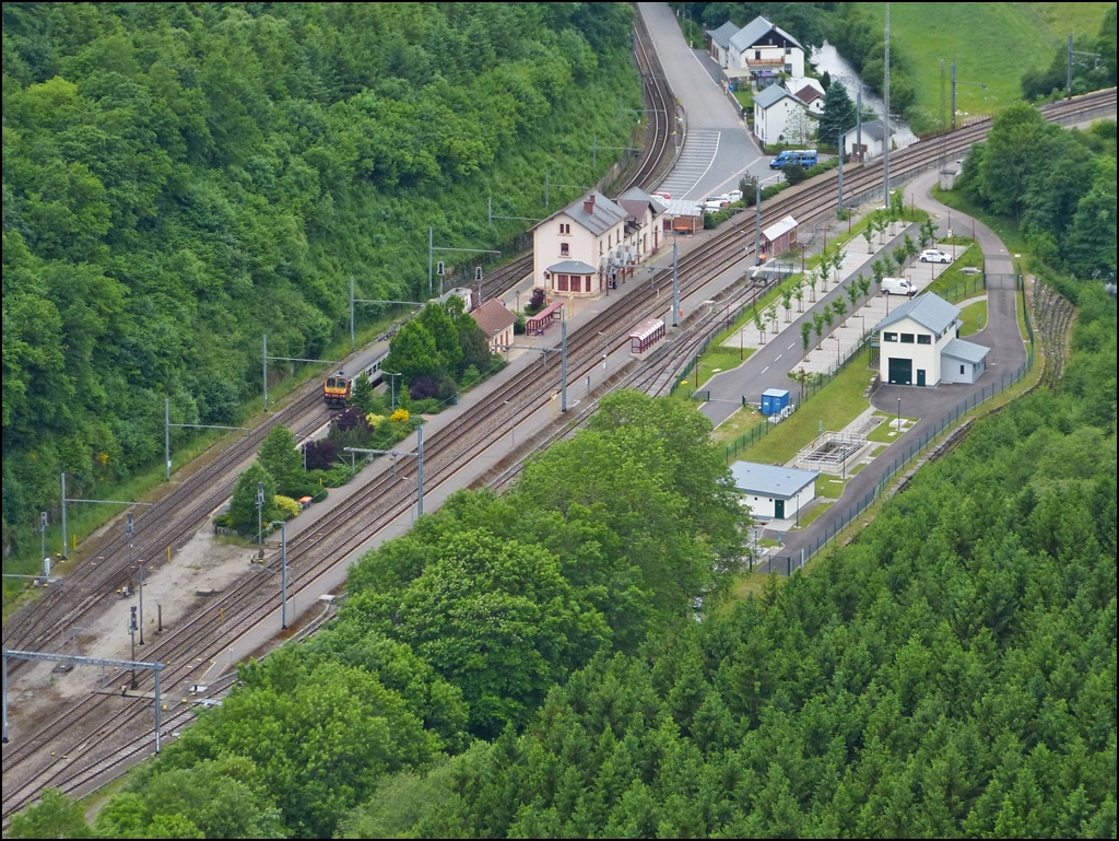 . Damit Stefan nicht so viele B�ume pflanzen muss, gibt es die Vorlage des Bahnhofs von Kautenbach jetzt auch in Z. Hinter den B�schen versteckt sich ein Triebzug der S�rie 2000, der soeben als RB 3216 Luxembourg - Wiltz in den Bahnhof einfahren ist. (Jeanny)