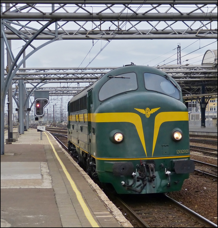 . Die Museumslok HLD 202.020 (ex CFL 1602) durchf�hrt am 11.05.2013 den Bahnhof Bruxelles Midi. (Hans)

Das Bild bietet mir die Gelegenheit die Rundnase 1602 vorzustellen:

Die Geschichte der CFL S�rie 1600: Als 1954 die internationale Fahrplankonferenz die Mindestgeschwindigkeit von Schnellz�gen auf 80 km/h heraufsetzte, mussten die CFL schnellstens eine langfristige L�sung herbeisuchen, da ihre Dampflokomotiven mit 80km/h den neuen Normen nicht gewachsen waren. Man beschloss daher vier schwere Diesellokomotiven zu bestellen, eingebunden in einen schon get�tigten Gro�auftrag der belgischen Eisenbahnen. Eine Dreierkonvention wurde unterzeichnet zwischen der SNCB der CFL und der Lokschmiede Anglo-Franco-Belge in La Croy�re (B), welche vorsah, da� die vier Maschinen , die urspr�nglich f�r die SNCB bestimmt waren, priorit�r an die CFL geliefert wurden. AFB baute die Lokomotiven nach Pl�nen von General Motors und der schwedischen Lokschmiede NOHAB.

Die 1602 war von 1955 bis 1994 unerm�dlich bei der CFL im Einsatz. Sie wechselte nach dem Verkauf durch die CFL bereits zweimal den Besitzer. 1995 kam sie in den Besitz von M�rklin Belgien, die sie im Eisenbahn Museum in Treignes (B) hinterstellte. Die Lok blieb dort bis Anfang 1998 und kam nur sehr selten zum Einsatz. 1998 wurde sie dann an einen belgischen Privatmann verkauft, der sie in die H�nde des Museumsvereins PFT/TSP gab. Im Winter 98/99 wurde die 1602 ein zweites mal restauriert und meldete sich als SNCB 202.020 zur�ck. Diese Nummer h�tte die Lok schon 1955 erhalten, w�re sie nicht in letzter Minute vor der Auslieferung an die CFL verkauft worden.

Die technischen Daten der 1602:

Hersteller: AFB
Baujahr: 1955
Ausmusterung: 1994
Achsformel: Co'Co'
Dienstmasse: 108 Tonnen
L�nge �ber Puffer: 18.850 mm
H�he: 4.237 mm
Maximale Achslast :21 Tonnen
H�chstgeschwindigkeit: 120 km/h
Leistung: 1450 kW

