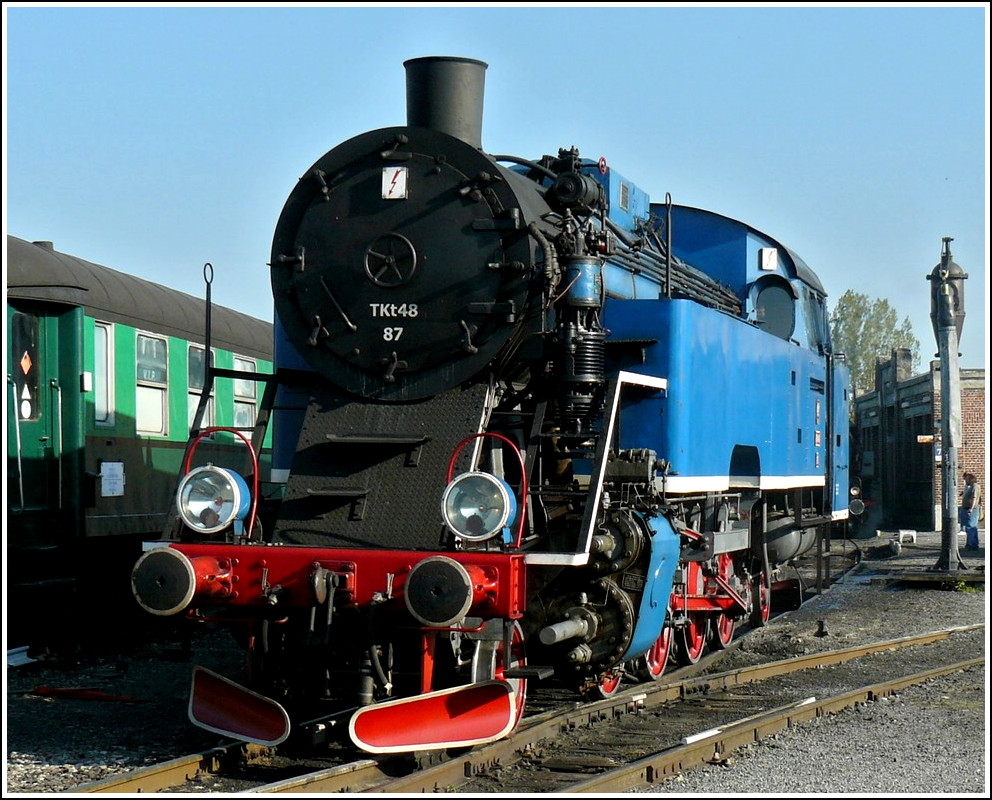 . Eine gewisse �hnlichkeit mit Stefans Bild der PKP Ol 42 32 ist nicht zu verkennen. Diese sch�ne Polin PKP TKt 48-87 (BJ 1952) wurde bei Stalina in Poznan gebaut. Der Verein CFV3V erwarb sie 1994 und brachte sie wieder auf Vordermann. Heute dampft sie auf der Museumsbahn zwischen Mariembourg und Treignes. 27.09.2009 (Hans)