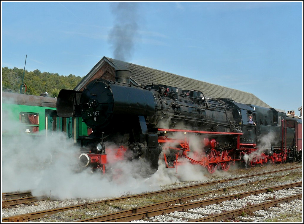 . Es dampft und zischt am 27.09.2009 im Bahnhof von Treignes, als die 52 467 sich mit ihrem Zug in Richtung Mariembourg in Bewegung setzt. Bei dieser Lok handelt es sich um eine sogenannte Kriegslok aus dem Jahr 1942, sie wurde in Stendal gebaut und 1994 von dem Belgischen Verein CFV3V in Ostdeutschland erworben. Nachdem sie wieder in den Originalzustand versetzt war, zieht sie heute die historischen Z�ge zwischen Mariembourg und Treignes. (Hans) 
