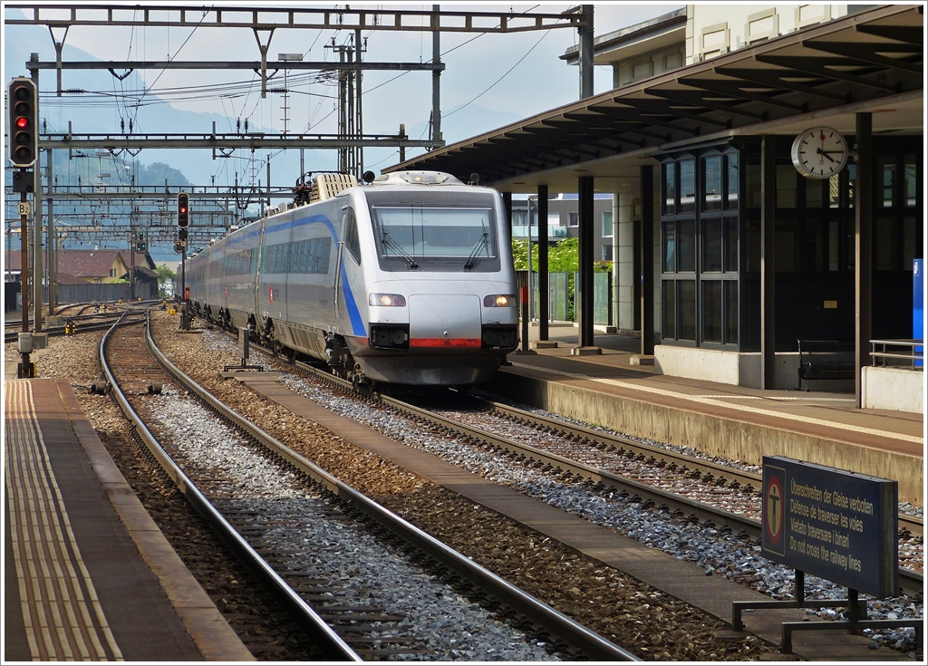 . F�r die EC Vauban und Iris ungeeignet - Nach der SNCF, hat nun auch die SBB das Projekt definitiv aufgegeben, die ETR 470 als Ersatz f�r die lokbespannten Z�ge EC 90/91 Vauban und EC 96/97 Iris einzusetzen. Der gute Wille, diese beiden Z�ge am Leben zu erhalten, besteht also immer noch, auch wenn die Belgier ein Teilst�ck der Strecke (Namur-Sterpenich) aufgeben wollen. Anscheinend wird aber bei allen beteiligten Bahngesellschaften (SNCB,CFL,SNCF und SBB) nach neuen L�sungen gesucht. Es gibt also noch Hoffnung...

Das Bild zeigt einen SBB ETR 470 bei der Durchfahrt des Bahnhofs von Erstfeld am 24.05.2012. (Jeanny)
