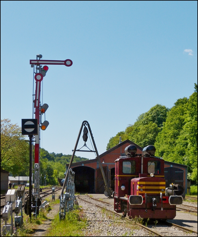 . Museumsbahn Train 1900 - Die kleine Deutz Lok N� 33 aus dem Jahre 1957 (ex ARBED Differdange) posiert vor dem Schuppen in Fond de Gras. 03.06.2013 (Jeanny)