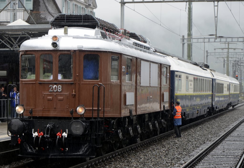 100 Jahre L�tschbergbahn. Lokomotive Ae 6/8 208 mit drei Salonwagen im Bf Frutigen. (29.06.2013)