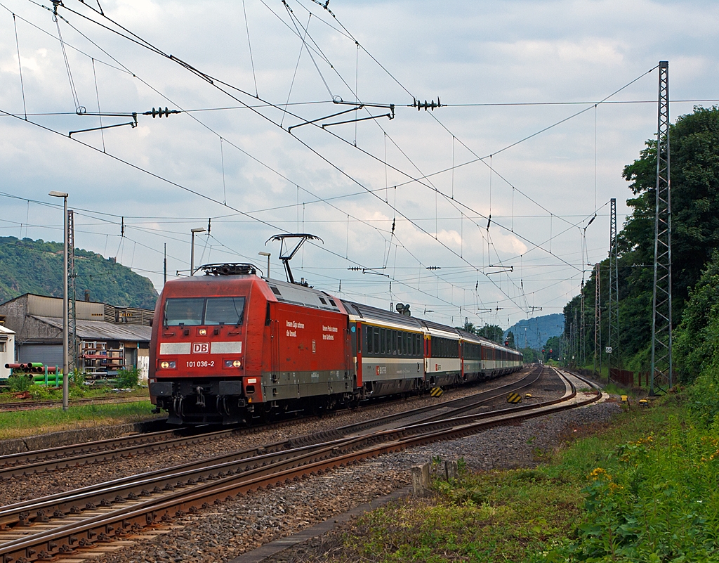 101 036-2 zieht einem EC (SBB-Garnituren) am 04.07.2012, hier beim Bahnhof Brohl, in Richtung K�ln.