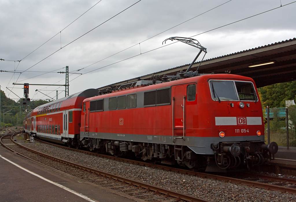111 015-4 schiebt den RE 9 (Rhein-Sieg-Express) Siegen-K�ln-Aachen am 02.10.2012 von Betzdorf/Sieg weiter in Richtung K�ln.