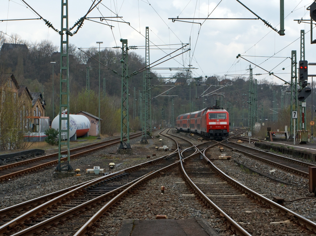 120 208-4 schiebt den RE 9 (Rhein-Sieg-Express) am 14.04.2012 vom Bahnhof Betzdorf/Sieg in Richtung K�ln - Aachen. 