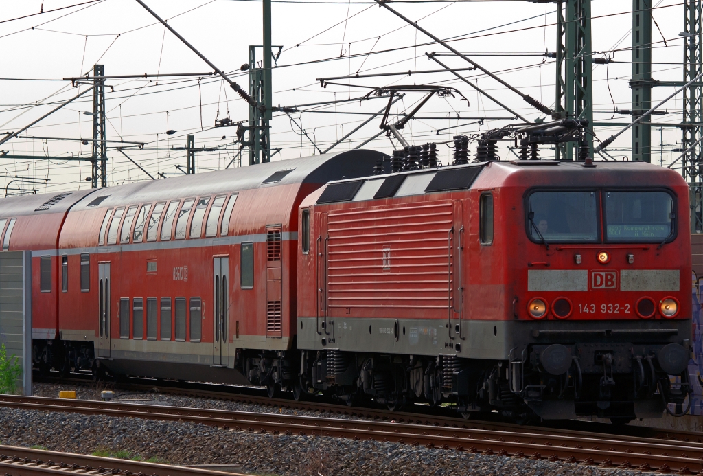 143 932-2 mit RB 27 (Rhein-Erft-Bahn) kommt von Koblenz und f�hrt am 11.04.2011 in den Bahnhof Troisdorf.