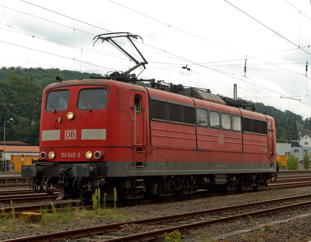 151 045-2 der DB abgestellt in Kreuztal am 16.08.2011. Die Lok hat gerade aufgeb�gelt.