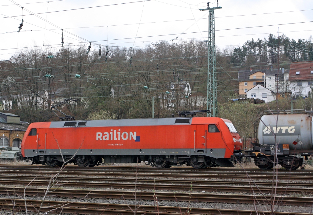 152 079-0 der DB Schencker Rail mit Kesselwagen-Zug f�hrt am 31.03.2012 bei Betzdorf Richtung Siegen.