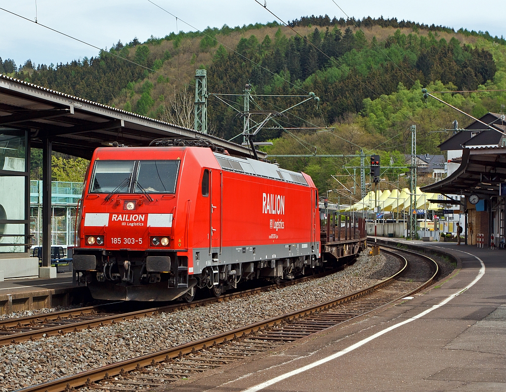 185 303-5 der DB Schenker Rail, f�hrt am 30.04.2012 mit gem. G�terzug durch den Bahnhof Betzdorf/Sieg in Richtung K�ln.