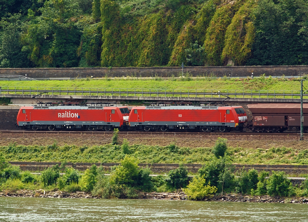 189 067-2 und 189 040-9 mit Erzzug fahren am 04.07.2012  auf der linken Rheinseite, gegen�ber von Unkel (bei Rheinkilometer 636), aufw�rts in Richtung Koblenz.Auff�llig ist hier die UIC-Mittelpufferkupplung (vollautomatisch), sie erspart die aufw�ndige Kuppelarbeit und erm�glicht wesentlich schwerere Z�ge zu bewegen. 
