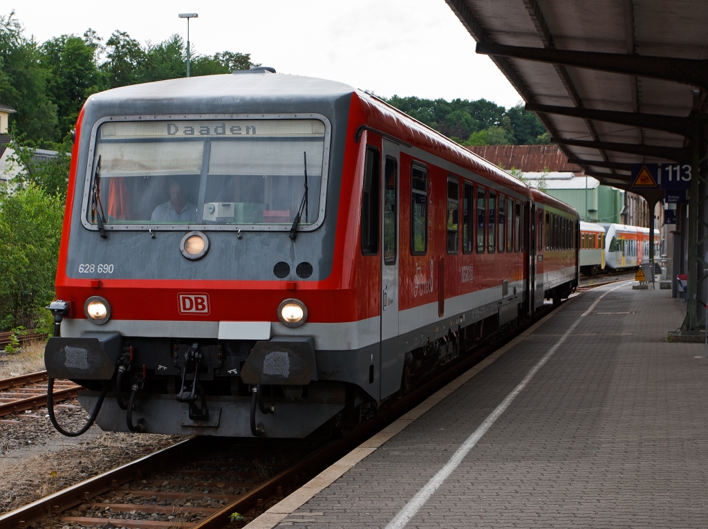 628 690 / 928 690 in Diesten der WEBA (Westerwaldbahn) steht am 17.07.2011 in Betzdorf/Sieg Abfahrtbereit in Richtung Daaden. Die Triebeinheit wurden 1995 von der D�WAG D�sseldorfer Waggonfabrik AG unter den Fabriknummern 91311/91312 gebaut.