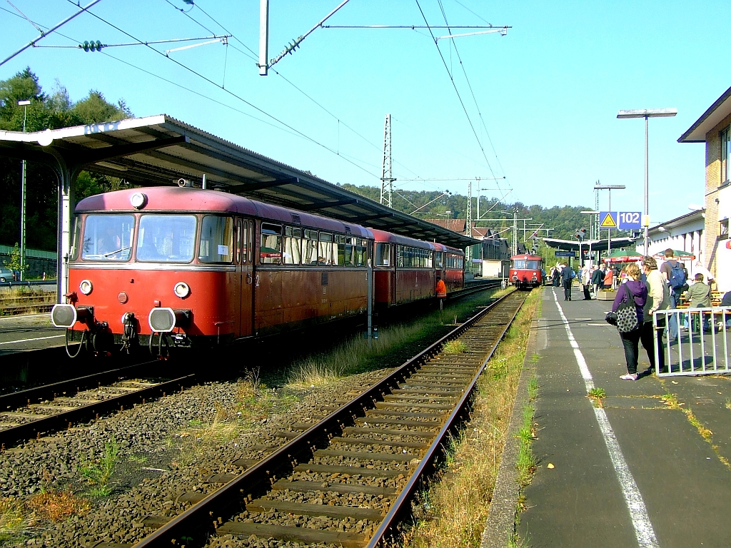 Am 27. Sept. 2009 feierte die Hellertalbahn ihr 10-j�hriges Bestehen. Aus diesem Anlass verkehrten nochmals die roten Schienenbusse VT 98 (DB 798), der Oberhessischen Eisenbahnfreunde, mit Sonderfahrplan auf der Strecke (KBS462) zwischen Betzdorf und Dillenburg. Hier im Bahnhof Betzdorf war es nochmal wie in den fr�hen 1990er-Jahren.