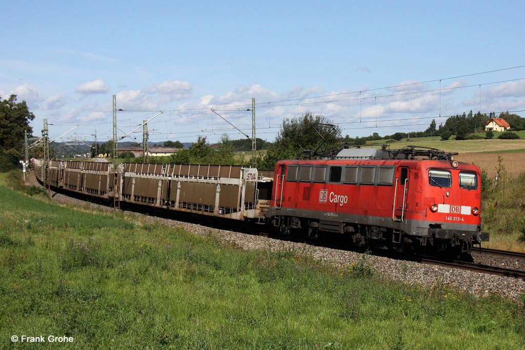 Armin hat erw�hnt, dass ihm die Loks der BR 140 gefallen, daher heute eine kleine Kollektion dieser Loks vor G�terz�gen:
DB Cargo 140 013-4 vor leerem Ganzzug Autotransportwagen STVA Frankreich in Richtung Regensburg, KBS 880 N�rnberg - Passau, fotografiert bei Neuh�fl zwischen BEratzhausen und Laaber am 06.09.2011 