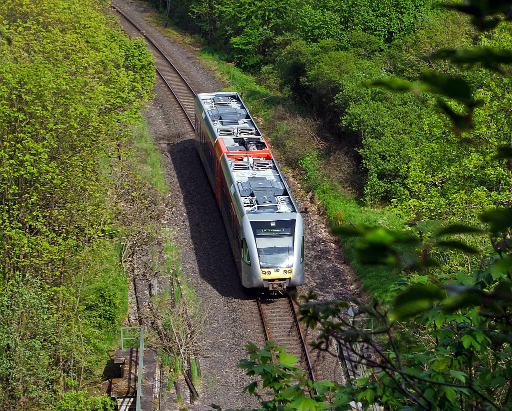 Ausschnitt: Stadler GTW 2/6 der Hellertalbahn als RB 96 (Zug-Nr. 90426) Dillenburg-Haiger-Herdorf-Betzdorf/Sieg, hier am 14.05.2012 kurz vor dem Herdorfer Tunnel.