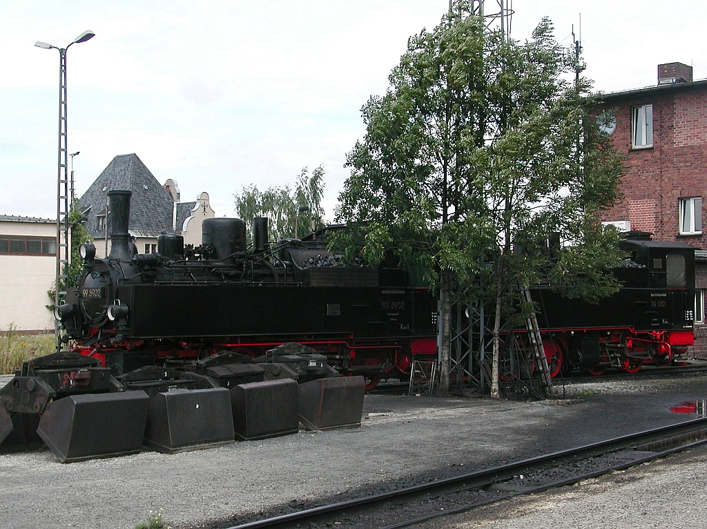 Beide leider etwas verdeckt, aber ich denke man kann sie hier doch mal zeigen. Die hier an der Sieg 1897/98 f�r die Nordhausen-Werniger�der Eisenbahn (NWE), bei Jung, Jungenthal gebauten Malletlokomotiven 99 5902 (ex NWE 12) und 99 5901 (ex NWE 11), abgestellt am 20 Aug. 2003 in Wernigerode. Beide sind heute noch betriebsf�hig. Sie haben eine Leistung von ca. 270 PS, die max. Fahrgeschwindigkeit betr�gt 30 km/h Vor- und R�ckw�rts , Betriebsgattung  K44,9 die Achsfolge  ist B'B.
