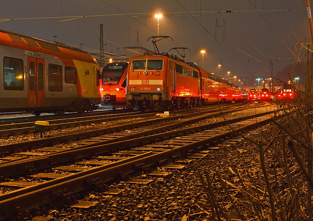 Blick auf den n�chtlichen Abstellbereich im Hbf Siegen am 21.03.2013 um 2:30 Uhr - im Vordergrund, eingerahmt von Flirts, die  111 152-2 mit Dosto´s von dem RE 9 rsx - Rhein-Sieg-Express. 

Hier das gleiche Bild mit einem anderen Wei�abgleich, hier kann man sehr gut den Unterschied erkennen.