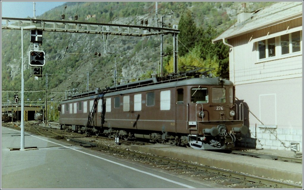BLS Ae 8/8 274 in Brig. 
Oktober  1994 