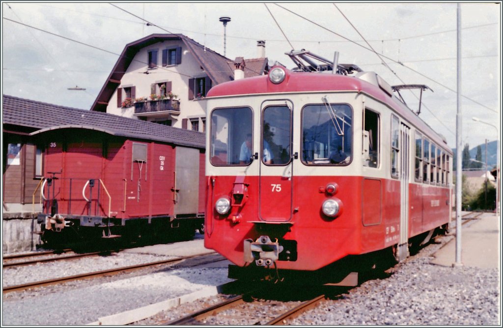 CEV BDeh 2/4 No 75 in Blonay. Im Hintergrund der CEV Gk 35 an der G�terschopf-Rampe.
Gescanntes Negativ vom August 1985
