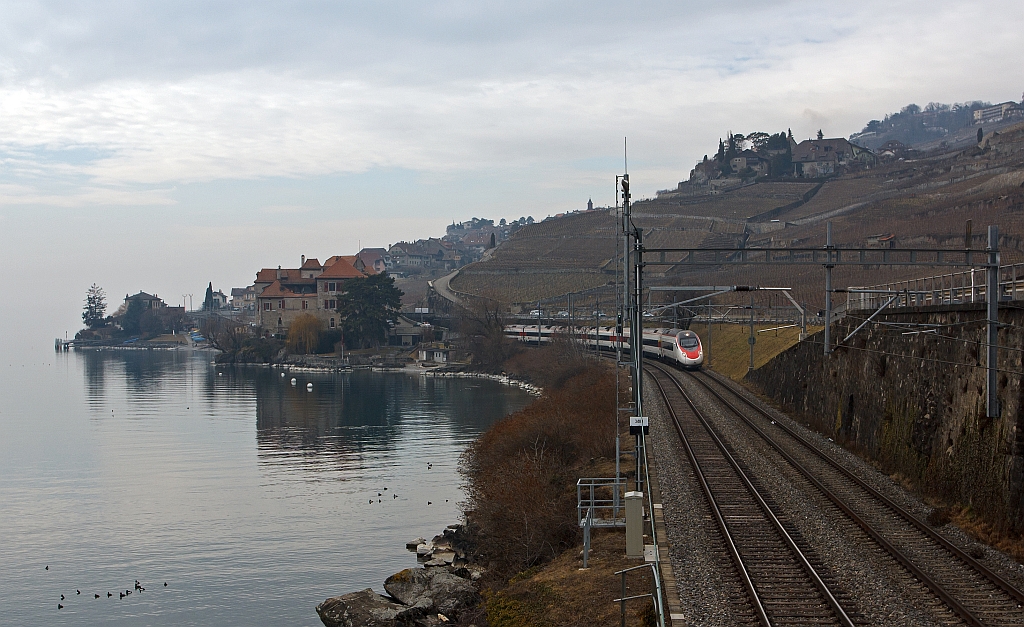 Da kommt er, ein SBB ETR 610 (Pinocchio) Genf–Lausanne-Mailand am 25.02.2012 bei St Saphorin. Nun enger zugeschitten dank Stefan.