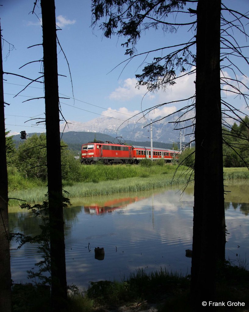 DB 111 003-0 vor RB 5413 M�nchen - Innsbruck, Mittenwaldbahn / Karwendelbahn KBS 960 M�nchen - Mittenwald - Innsbruck, fotografiert bei Seefeld in Tirol am 02.06.2010 