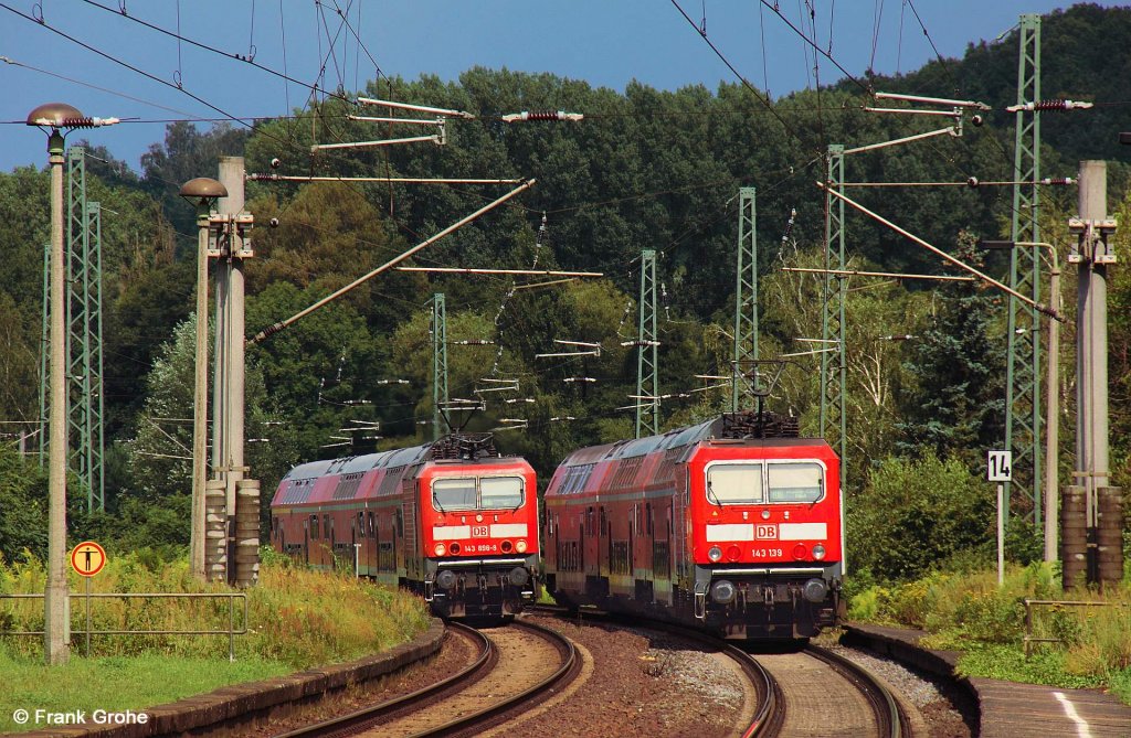 DB 143 896-9 mit RB 26 269 Halle - Naumburg kreuzt mit 143 139, die RB 26270 Naumburg - Halle schiebt, KBS 581 Halle - Naumburg, fotografiert in Lei�ling am 02.04.2012 --> Wenige Minuten vor der Aufnahme gab es noch ein kurzes, aber recht starkes Sommergewitter mit dicken Hagelb�llen! Bei diesem Sonnenschein kaum denkbar!