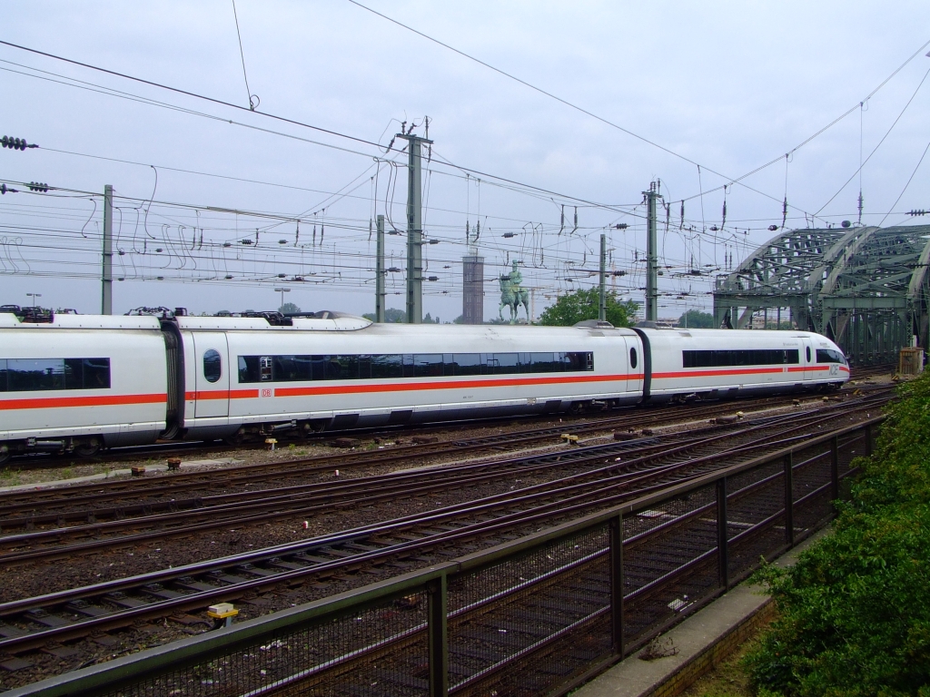 DB 406 010-9 / 510-8  Frankfurt am Main  - Tz 4610  ein ICE 3M, f�hrt am 06.03.2007 vom Hbf K�ln Richtung Hohenzollernbr�cke. 

Der ICE 3M ist eine Triebwagenzug (Achsformel Bo'Bo'+2'2'+Bo'Bo'+2'2' +2'2'+Bo'Bo'+2'2'+Bo'Bo') und nicht wie ICE 1 und 2 mit Triebkopfkonzept. Gegen�ber den �u�erlich gleichen ICE 3 (BR 403) sind sie mehrsystemf�hig (15 kV 16,7 Hz~ / 25 kV 50 Hz~ / 1,5 kV = / 3 kV =) und haben sechs (2 mal 3) Stromabnehmern und sind f�r folgende Netze geeignet:
- Wagen 2 und 7: Typ DSA380D (analog ICE 3) f�r DB/�BB (15 kV Wechselspannung) und NS (25 kV Wechselspannung)
- Wagen 3 und 6: Typ DSA350G f�r NS (1,5 kV Gleichspannung) und SNCB Bestandsnetz (3 kV Gleichspannung)
- Wagen 4 und 5: Typ DSA380F f�r SNCF (25 kV Wechselspannung), SBB (15 kV Wechselspannung), SNCB-Schnellfahrstrecken (25 kV Wechselspannung)


In Deutschland fahren sie planm��ig bis zu 300 km/h (technisch m�glich 330 km/h). Unter Gleichstrom (wie in Belgien 220 km/h).
