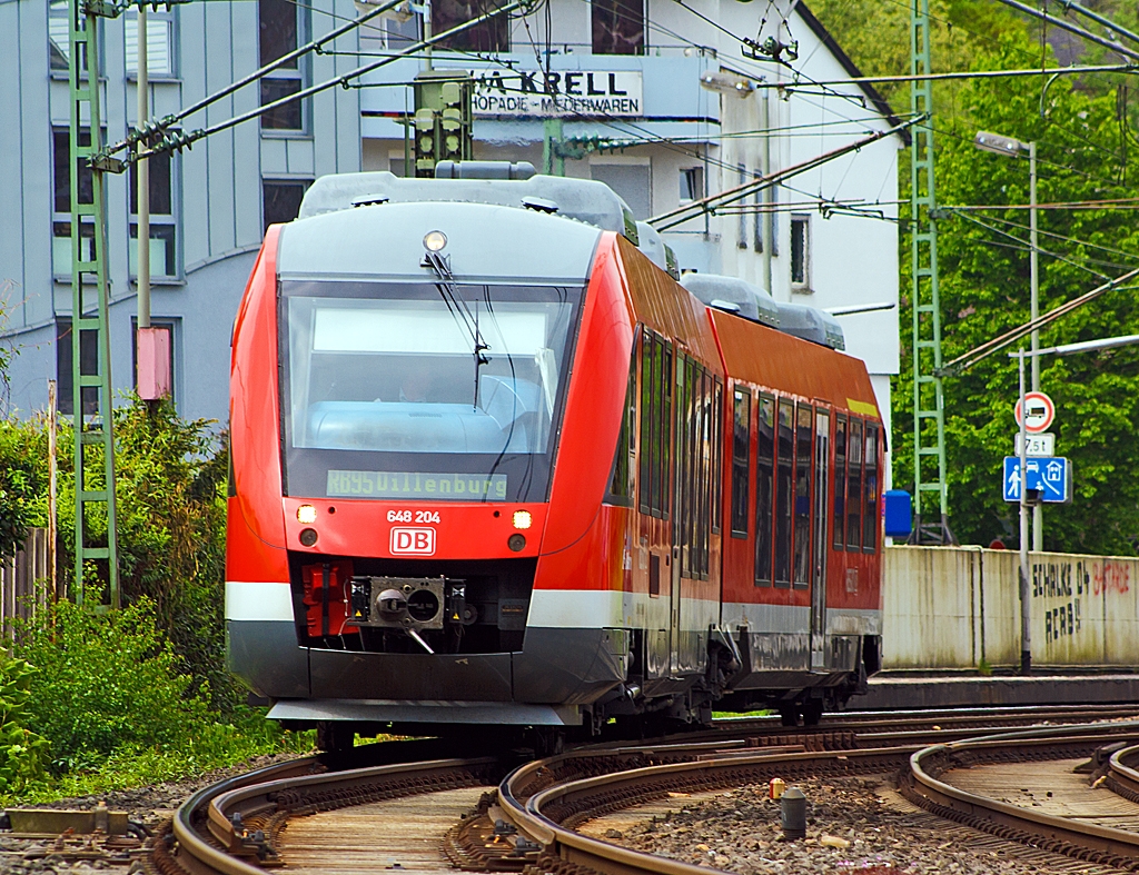 Der Alstom Coradia LINT 41 - Dieseltriebwagen 648 204 / 704 der DreiL�nderBahn als RB 95 (Au/Sieg-Siegen-Dillenburg), f�hrt am 11.05.2013 von Betzdorf/Sieg weiter in Richtung Siegen.

Der LINT (Leichter Innovativer Nahverkehrstriebwagen) war eine Entwicklung von Linke-Hofmann-Busch (LHB) in Salzgitter. Diese wurde 1994/1995 vom franz�sischen GEC-Alsthom-Konzern �bernommen, wo der LINT innerhalb der CORADIA-Familie vermarktet wird, wobei sie immer noch in Salzgitter gebaut werden.

�brigens die Typenbezeichnung 41 stammt von der gerundeten L�nge von 41 m. 
Technische Daten:
Die Achsfolge ist B' 2' B', das  Eigengewicht betr�gt 65,5 t und L�nge �ber Kupplung ist 41.810 mm. Die Kraft�bertragung erfolgt dieselhydraulisch, angetrieben durch 2 St�ck  MTU 6R183TD13H Dieselmotoren � 315 kW (428 PS) Leistung, die H�chstgeschwindigkeit betr�gt 120 km/h.
