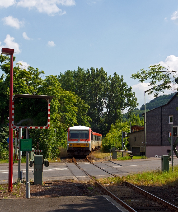 Der Dieseltriebzug 928 677-4 / 628 677-7 Daadetalbahn der Westerwaldbahn (WEBA) f�hrt am 06.07.2013 vom Haltepunkt Alsdorf nun weiter in Richtung Daaden..
Er bef�hrt die 10 km lange KBS 463 (Daadetalbahn) als RB 97 (Daadetalbahn) von Betzdorf/Sieg nach Daaden.