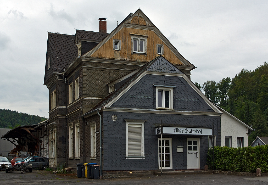 
Der ehemalige Bahnhof Freudenberg (Kr. Siegen) am 24.06.2012, hier die  Ansicht von Nordwesten.

Der Personenverkehrs am 28. Mai 1983 eingestellt, bis 1994 wurde noch G�terverkehr als Anschlussbahn betrieben. 
Hier endete die 44km lang Bahnstrecke Finnentrop–Olpe-Freudenberg (KBS 442), eine eingleisige Nebenbahn von Finnentrop �ber Attendorn und Olpe nach Freudenberg. Die Strecke zwischen Olpe und Finnentrop wird heute noch als Biggesee-Express regelm��ig im SPNV befahren und ist noch ca. 24km lang.

Von Freudenberg ging die Strecke dann weiter als Asdorftalbahn (KBS 361) nach Kirchen(Sieg), eine rund 14 km lange Strecke. In Kirchen war somit der Anschlu� an die Siegstrecke (KBS 460).