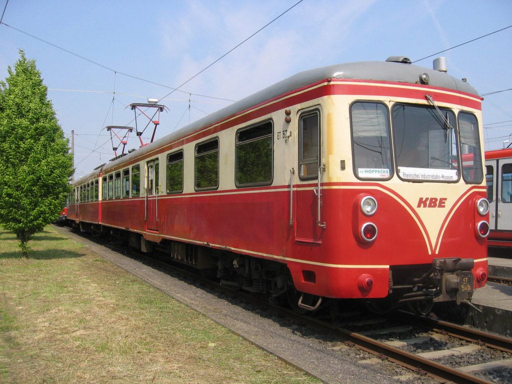 Der ET 57 der K�ln-Bonner Eisenbahn (KBE) wurde 1956 bei der Westwaggon AG in K�ln-Deutz gebaut. 
Der Betrieb der KBE wies einige Besonderheiten auf. Die Fahrzeuge mu�ten sowohl auf den mit 1200 Volt Gleichspannung elektrifizierten Hauptstrecken verkehren, als auch im Stadtgebiet von K�ln die mit nur 800 Volt elektrifizierten Gleise der Stra�enbahn auf den im Stra�enplanum verlegten Rillenschienen mitbenutzen. Sie mu�ten sowohl nach der Eisenbahn Bau- und Betriebsordnung (EBO) als auch nach der Betriebsordnung f�r Stra�enbahnen (BOStrab) zugelassen sein. (Aufnahme am 07.05.2006 in Wesseling).