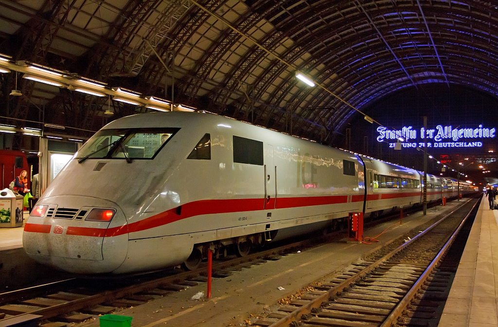 
Der ICE 1 Tz 103  Neu-Isenburg  steht am 28.09.2012 im Hbf Frankfurt am Main zur Abfahrt bereit.