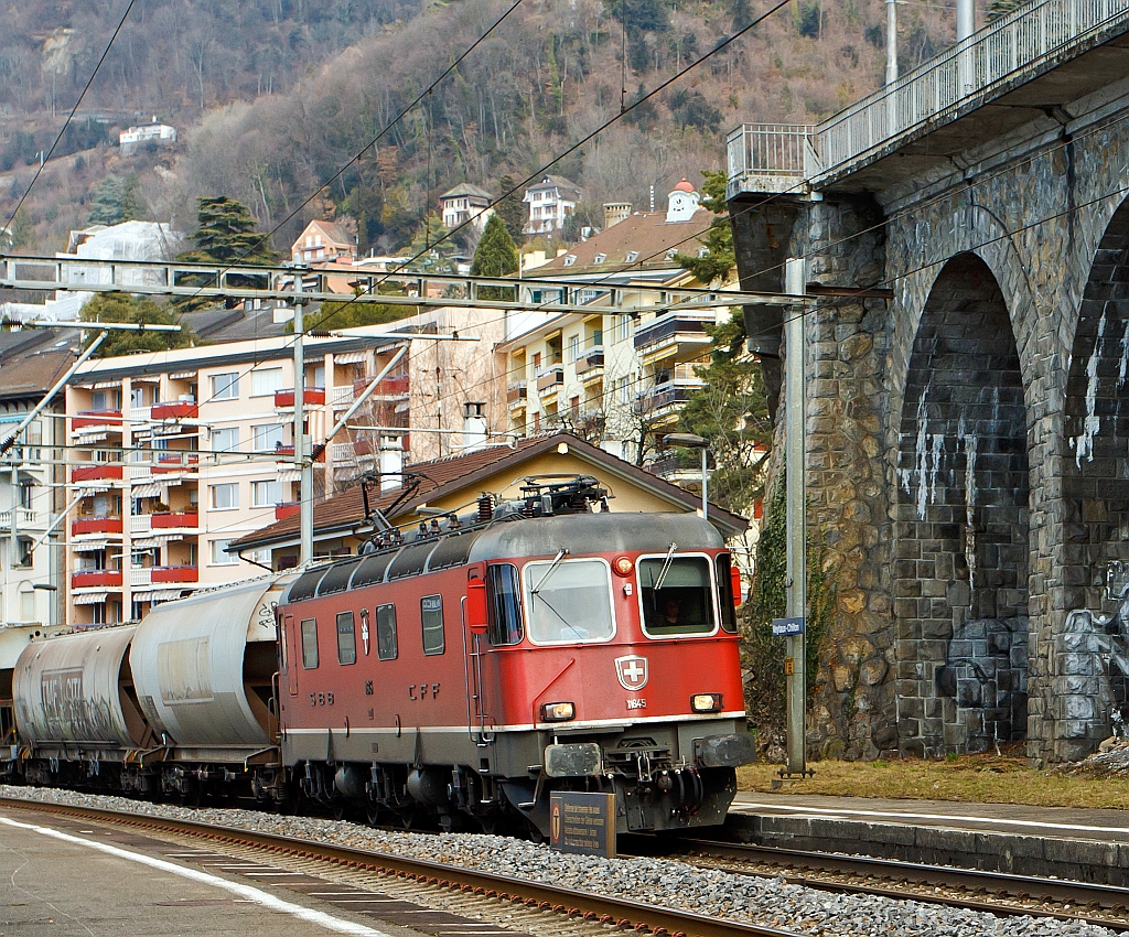 Der Spagetti kommt: SBB Re 6/6 11645 (neue UIC-Betriebsnummer Re 620 045) zieht einen Getreidezug Richtung Italien, hier am 26.02.2011 beim  Ch�teau de Chillon (Genfersee). Diese Loks haben eine H�chstgeschwindigkeit von 140 km/h und eine Dauerleistung von 7237 KW.