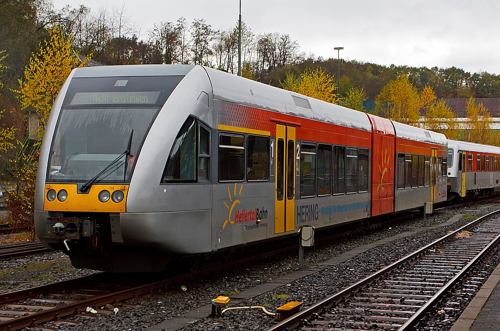 Der VT 118 ein Stadler GTW 2/6 der Hellertalbahn abgestellt am 03.11.2012 im Bahnhof Betzdorf/Sieg.
Dieser Triebwagen wurde 1999 bei DWA, Bautzen (Deutsche Waggonbau AG, heute Bombardier Transportation) unter der Fabriknummer 525/003 f�r die Hessische Landesbahn (HLB) gebaut, dessen Eigentum er ist und ihn an die Hellertalbahn vermietet hat. Die Hellertalbahn hat 3 dieser GTW 2/6 im Einsatz.
Dieser Triebwagen besteht aus dem Endmodul 95 80 0946 418-0 D-HEB,  Antriebsmodul 95 80 0646 418-3 d-HEB und Endmodul 95 80 0946 918-9 D-HEB.