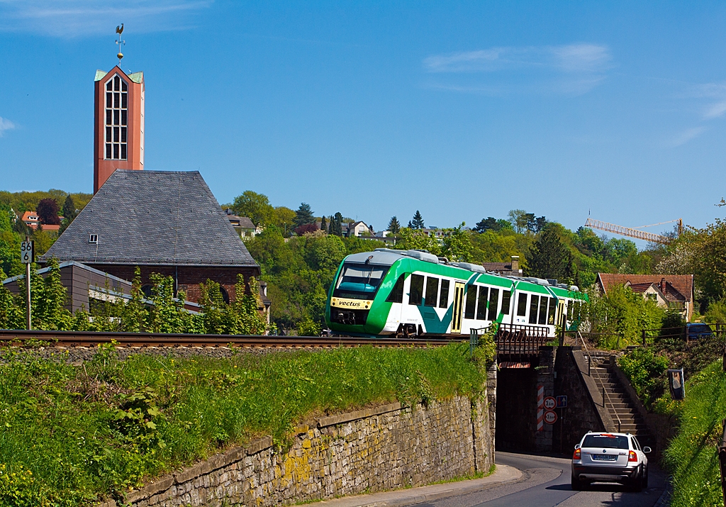 Der VT 259 der vectus (ein Alstom Coradia LINT 41) f�hrt am 05.05.2013 von Diez (Lahn) weiter in Richtung Koblenz. 
Er f�hrt als RB die Strecke Limburg/Lahn - Koblenz auf der KBS 625 - Untere Lahntalbahn.
 Der Triebwagen mit den NVR-Nummern 95 80 0648 159-1 D-VCT / 95 80 0648 659-0 D-VCT wurde 2004 bei ALSTOM LHB unter der Fabrik-Nummer 1188-009 gebaut.
