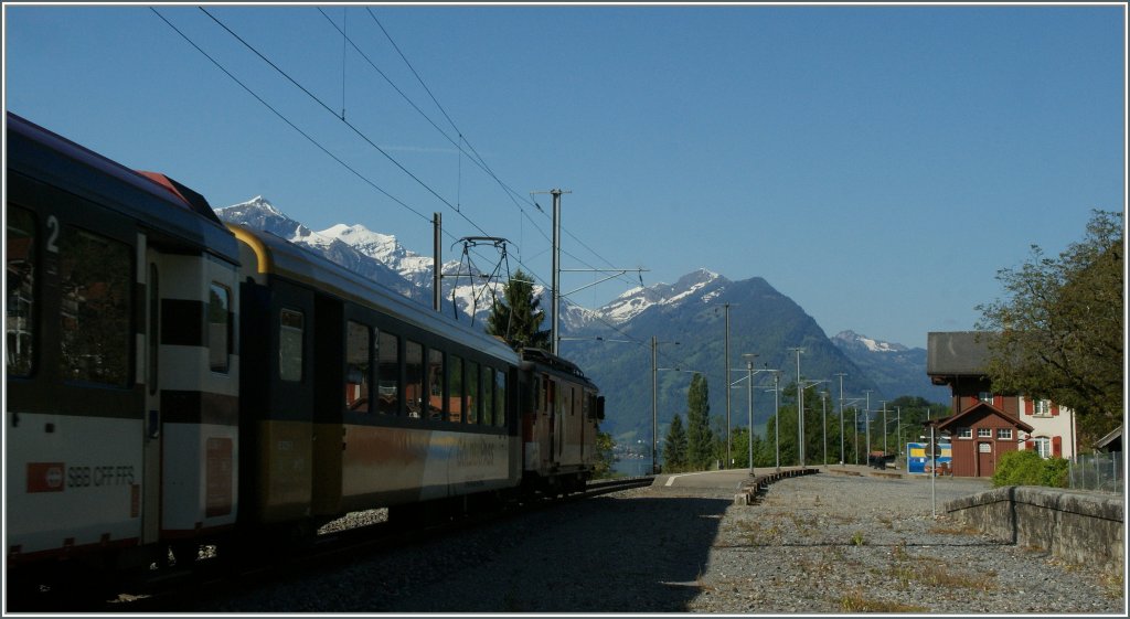 Der Zug im Schatten und von hinten und doch verk�rpert dieses Bild viel Br�nigbahn Eisenbahnambinte.

Niederried, am 5. Juni 2013