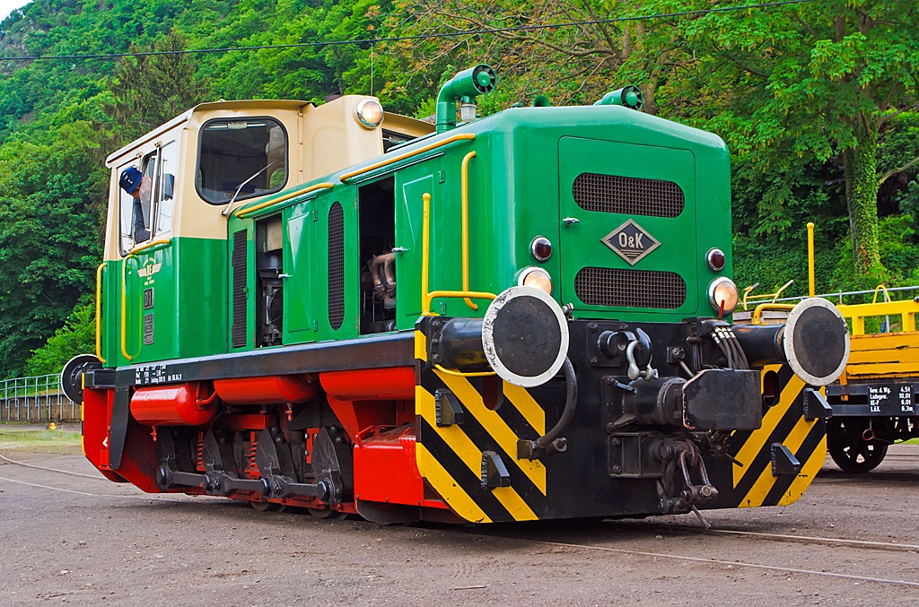 Die 1.000 mm Diesellok D1 der Brohltalbahn f�hrt, nun nach getaner Arbeit, am 19.05.2013 in den Lokschuppen in Brohl.

Die Lok vom Typ MV 10 S wurde 1965 unter der Fabriknummer 26528 von O&K gebaut und an die BEG (Brohltal-Eisenbahn) geliefert. Sie hat eine Leistung 221 kW (300 PS). 
Auff�llig ist auch dass die Lok nicht nur Mittelpuffer, sondern auch Normalspurpuffer besitzt. Mit den Normalspurpuffern kann die Lok dem Verschub von Normalspur G�terwagen, auf der 3-gleisigen Anlage (Meter- und Normalspur) zwischen Brohl Umladebahnhof und Brohl Hafen vornehmen.
