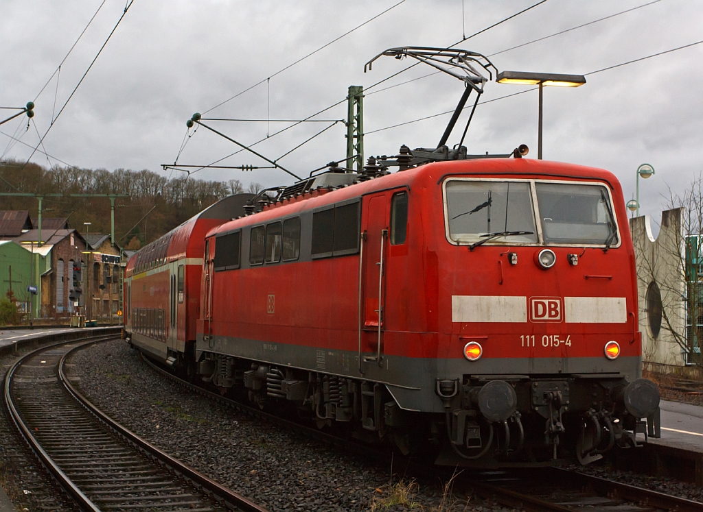 Die 111 015-4 schiebt am 30.01.2013 den RE 9 - rsx Rhein-Sieg-Express (Siegen - K�ln - Aachen) in den Bahnhof Betzdorf/Sieg.
Auch eine Lok der ersten Bauserie, diese hier aber mit dem Einholm-Stromabnehmer SBS 65 (Siemens-Bahn-Stromabnehmer, Entwicklungsjahr 1965)