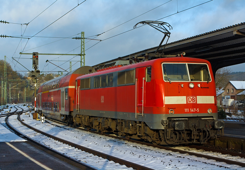 Die 111 147-5 schiebt am 28.01.2013 den RE 9  - rsx Rhein-Sieg-Express (Siegen - K�ln - Aachen) vom Bahnhof Betzdorf/Sieg nun weiter in Richtung K�ln. 